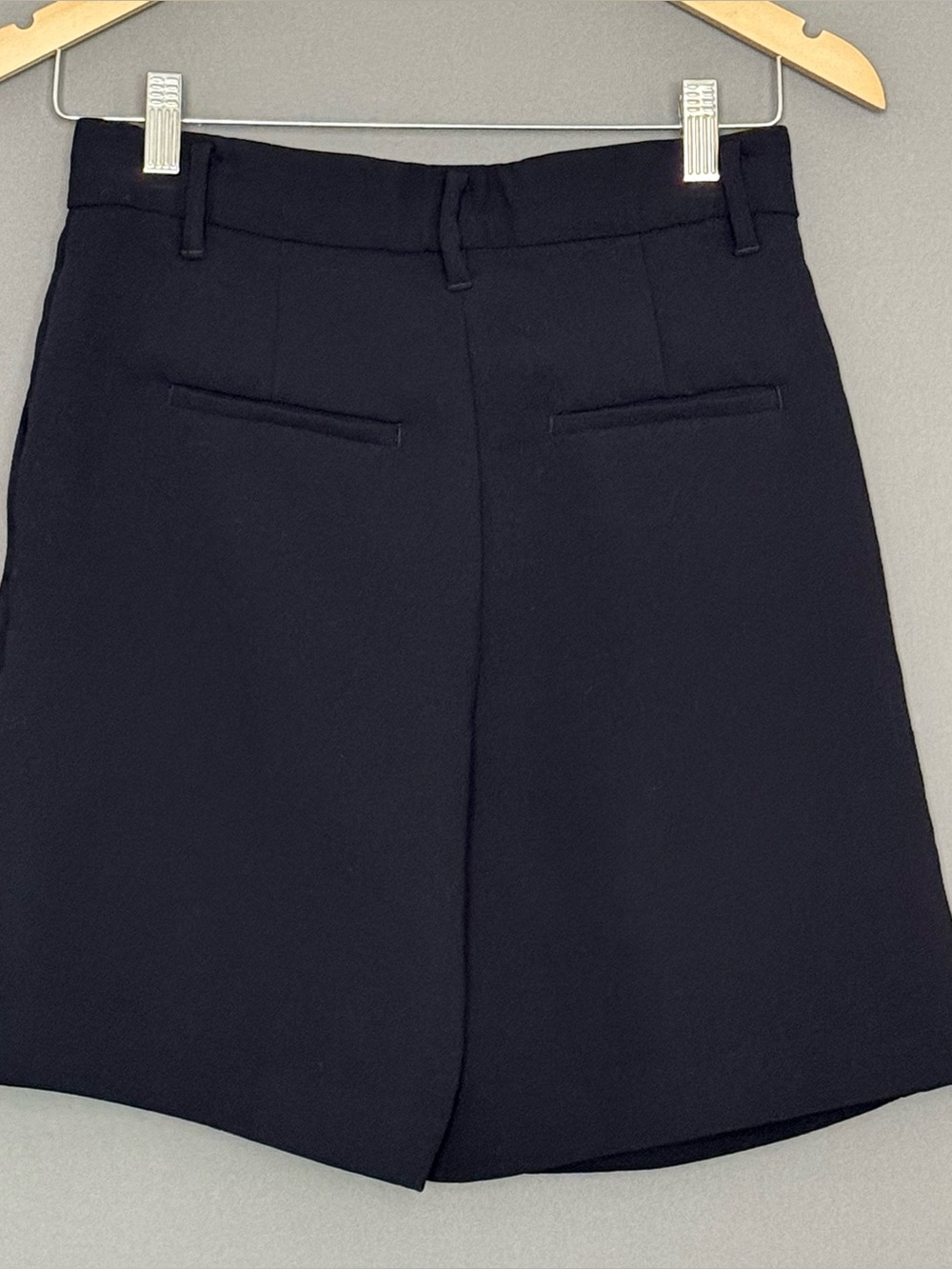 Aritzia Wilfred Effortless Mid-Thigh Pleated Trouser Shorts Black 4 Minimalist - Picture 4 of 13